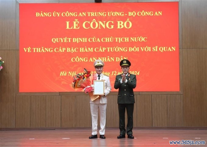 Bộ trưởng Công an trao quyết định cho Thứ trưởng Lâm. Ảnh: Xuân Hoa